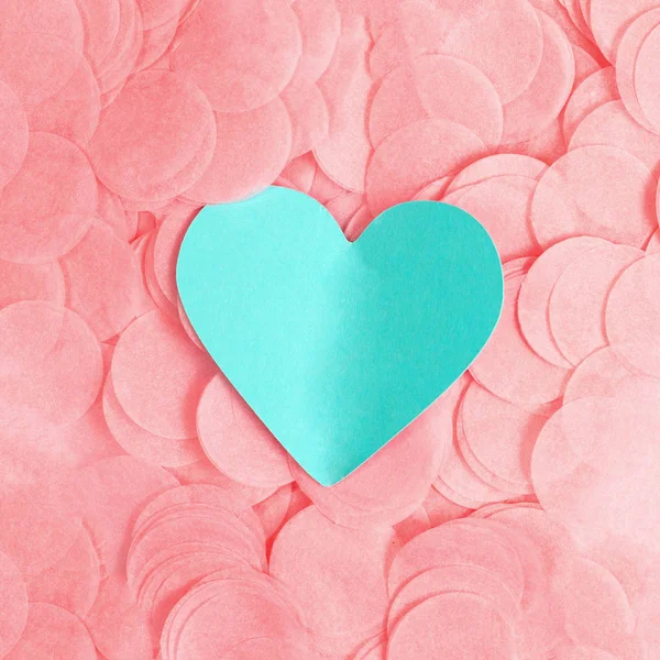 Coeur en papier bleu sur fond de confettis de corail. Concept Saint-Valentin — Photo