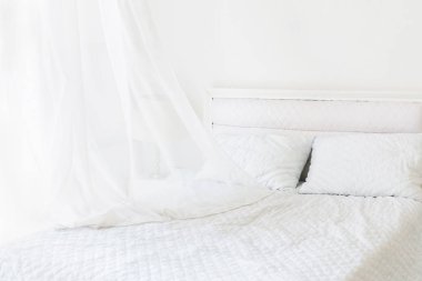 Beyaz Oda en az iç tasarım. Beyaz Oda beyaz yatakta