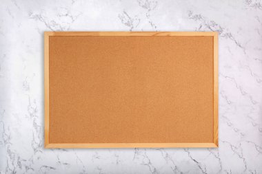 Mermer zemin üzerine boş corkboard. Cork pinboard Mermer doku