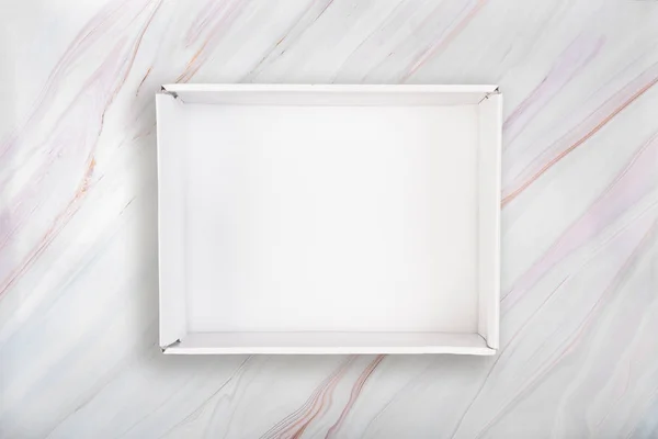 Bílé otevřené okno na mramorové pozadí. Prázdné bílé kartonové krabice na textuře mramoru s přírodním vzorem — Stock fotografie