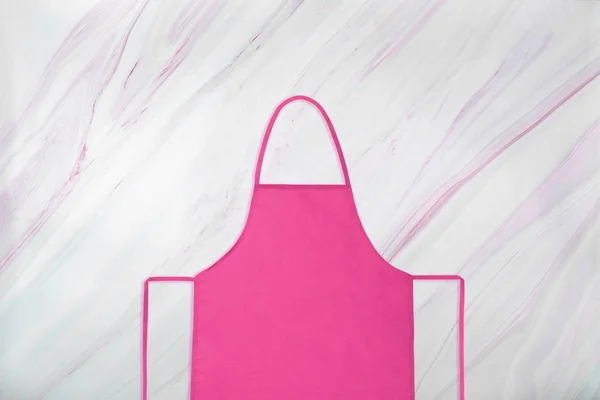 Nahaufnahme von rosa Küchenschürze auf Marmor Textur mit natürlichem Muster als Hintergrund. flache Lage — Stockfoto