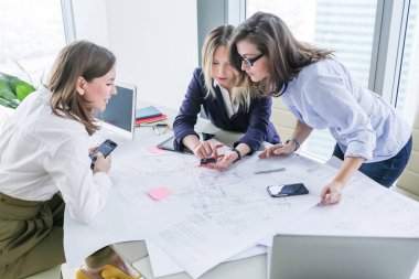 Bir toplantı sırasında cep telefonuyla genç kadın arkadaşları