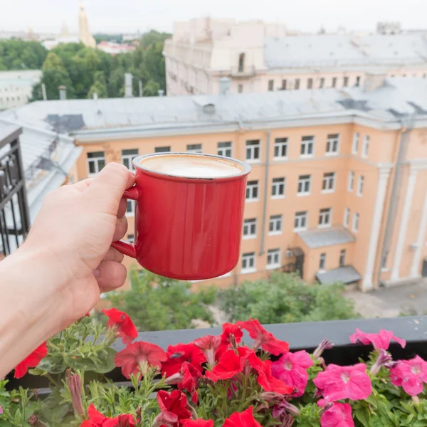 Man dricka kaffe på balkongen utomhus — Stockfoto
