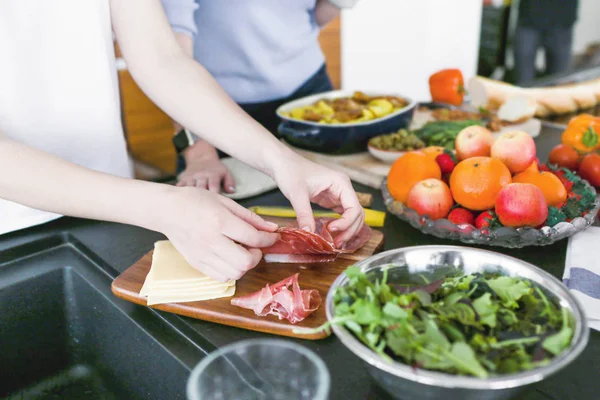 Donne che preparano la cena in cucina con jamon — Foto Stock