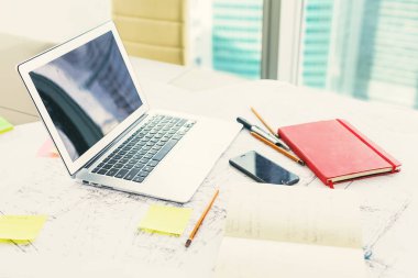 Ofis işyeri dizüstü bilgisayar ile