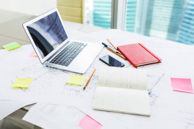 Ofis işyeri dizüstü bilgisayar, çalışma çizimleri, tablo smartphone ile