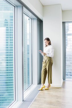 Touchpad üzerinde ofiste çalışan genç kadın