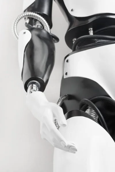 Corps de robot humanoïde avec main tendue — Photo