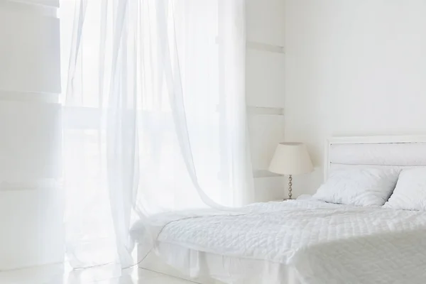 Chambre à coucher blanche propre intérieur — Photo