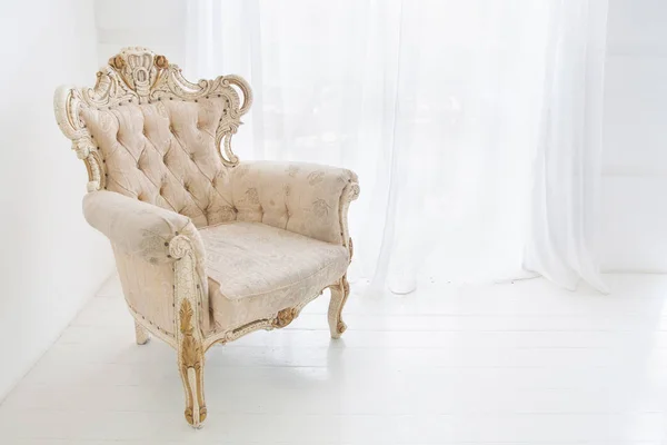 Vintage koltukta beyaz Oda — Stok fotoğraf