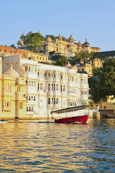 Beautiful water view of City Palace with touristic boat in Udaipur — Stock Photo, Image
