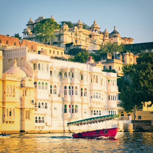 Vista dell'acqua del palazzo della città a Udaipur in India — Foto Stock