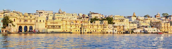 Panoramic view of historical buildings on water in Udaipur — Stock Photo, Image