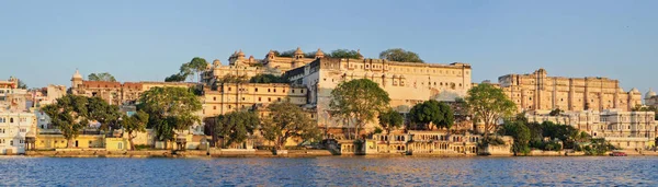 Beautiful panoramic view of City Palace in Udaipur — Stock Photo, Image