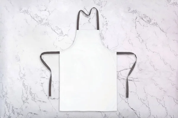 Mockup apron putih pada latar belakang marmer — Stok Foto