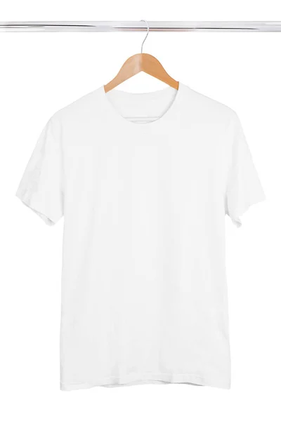 Bianco bianco t-shirt su appendino isolato su sfondo bianco — Foto Stock