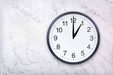 Duvar saati beyaz mermer doku üzerinde bir oclock göster. Office saati göster 1 pm veya 1 am