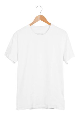 Boş beyaz t-shirt üzerine ahşap askı beyaz arka plan üzerinde izole