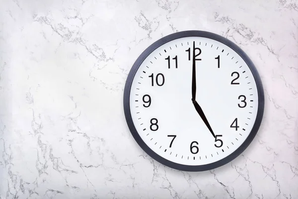 Relógio de parede mostram cinco oclock na textura de mármore branco. Relógio do escritório mostrar 5pm ou 5am — Fotografia de Stock