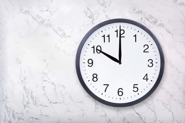 Wall clock show ten oclock on white marble texture. Office clock show 10pm or 10am — Stock Photo, Image