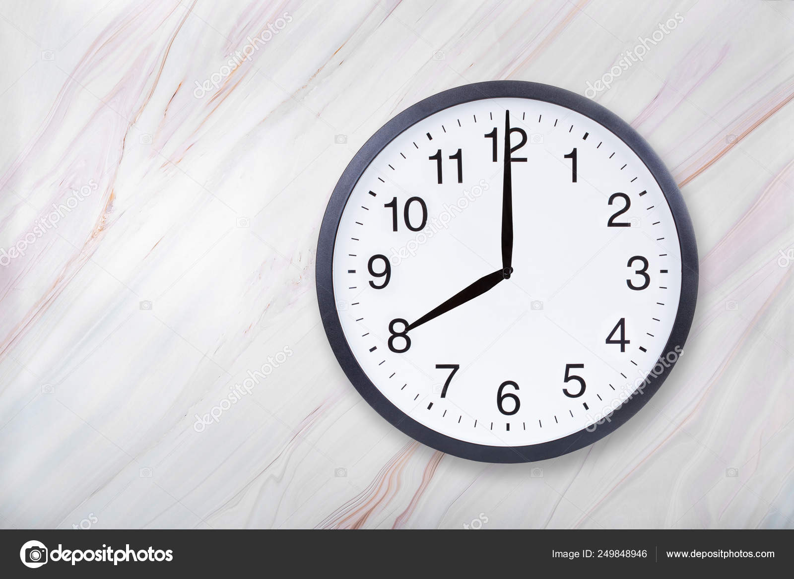 Reloj de pared muestran ocho reloj en la textura de marmol. Reloj de oficina muestran 8pm o 8am Foto de stock 249848946 Dmitry.Zimin