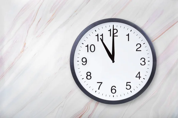 Wall clock show eleven oclock on marble texture. Office clock show 11pm or 11am — Stock Photo, Image