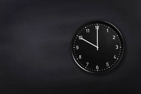 Black clock showing ten oclock on black chalkboard background. Office clock showing 10am or 10pm — Stock Photo, Image