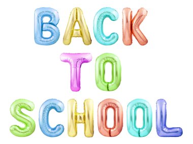 Beyaz arka plan üzerinde izole renkli şişme balon harflerden yapılmış Okula Geri İfade