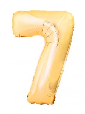 7 numara, beyaz arka planda izole edilmiş altın şişme balondan yapılmış. Helyum balon yedi 7 numara