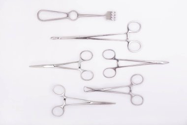 Beyaz arka planda metal cerrahi aletler. Plastik cerrahi aletler