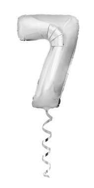 7 numaralı gümüş krom. Beyaz arka planda izole edilmiş bir kurdeleyle şişme helyum balonundan yapılmış.