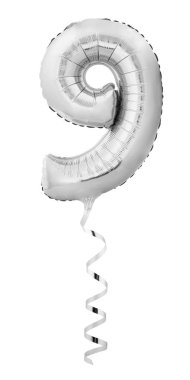 9 numaralı gümüş krom. Beyaz arka planda izole edilmiş bir kurdeleyle şişme helyum balonundan yapılmış.