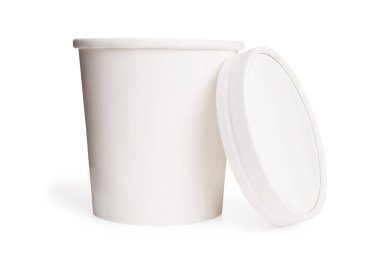 Beyaz arka plan üzerinde izole kapaklı kağıt bardak. Süt ürünleri ambalaj maket