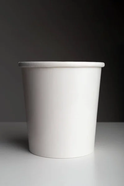 深色背景的白纸咖啡杯放在桌上 — 图库照片