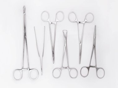 Paslanmaz çelik cerrahi aletler beyaz arka planlat yatıyordu