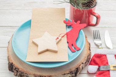 Dekorasyonlu Noel sofrasının yakın çekimi