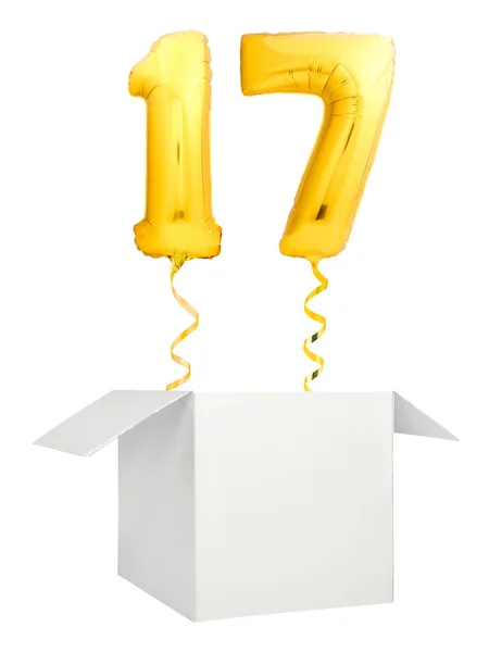 Beyaz arka plan üzerinde izole boş beyaz kutu dışında uçan altın sayı on yedi balon — Stok fotoğraf