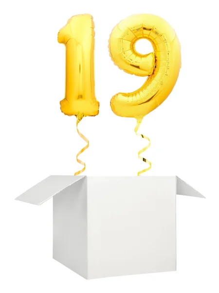 Número de ouro noventa balão voando para fora da caixa branca em branco isolado no fundo branco — Fotografia de Stock