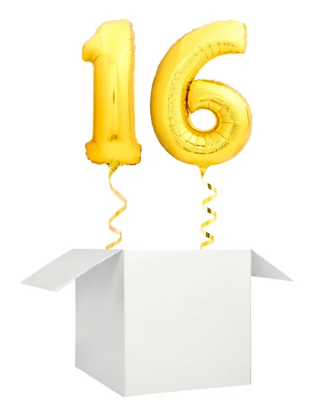 Золотий номер шістнадцять кульок, що вилітають з порожньої білої коробки ізольовані на білому тлі — стокове фото