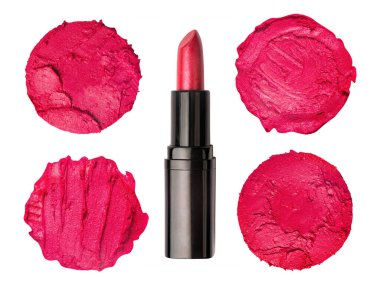 Kırmızı arkaplanda izole edilmiş ruj izlerine sahip ruj koleksiyonu