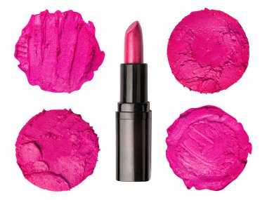 Beyaz arka planda izole edilmiş pembe ruj izleri. Üst Manzara. Düz yatıyordu