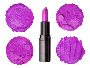 Beyaz arkaplanda dört adet mor ruj izi var.