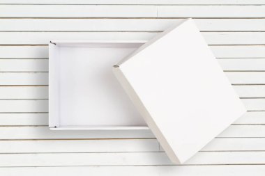 Beyaz dokuda kapağı olan boş karton kutu açıldı