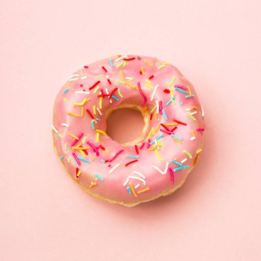 Mercan zeminine serpiştirilmiş pembe çörek. Düz yatıyordu