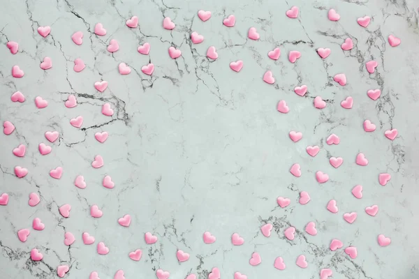 Marco de amor fondo de mármol. Pequeños corazones de raso sobre fondo de mármol —  Fotos de Stock