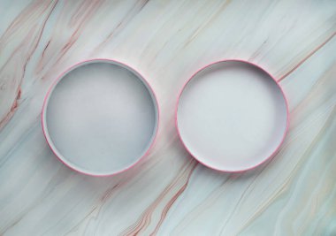 Yuvarlak kutunun düz uzanmış güzel mermer zemin üzerinde açık kapağı