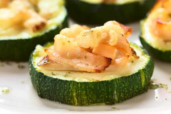 Fırında kabak dilim jambon, peynir ve doğal ışık (seçici odak, odak üstünde belgili tanımlık tepe peynir önündeki ile fotoğraflandı kurutulmuş kekik ile)