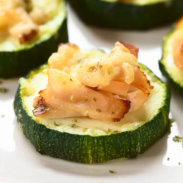 Gebakken Courgette Segment Met Ham Kaas Gedroogde Oregano Gefotografeerd Met — Stockfoto