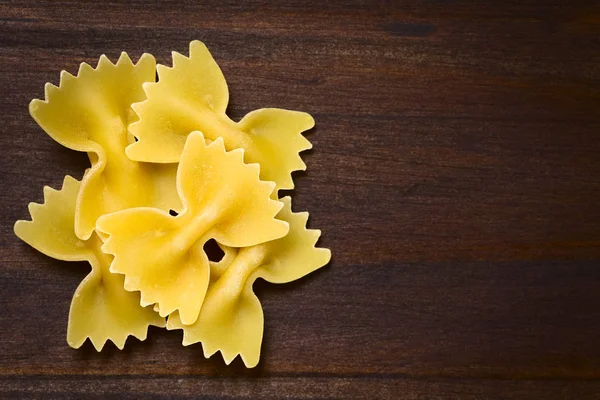 原始的 Farfalle 或弓领带面食 拍摄头顶上的暗木与自然光线 选择性聚焦 专注于顶级面食 — 图库照片