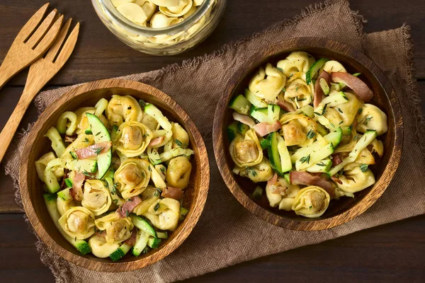 Tortellini Formaggio Forno Pasta Ombelicale Con Zucchine Pancetta Timo Ciotole — Foto Stock
